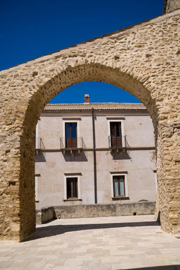 Отель Palazzo Laureano - Dimora Storica Tricarico Экстерьер фото