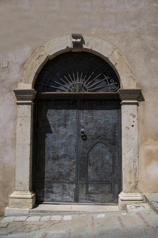 Отель Palazzo Laureano - Dimora Storica Tricarico Экстерьер фото