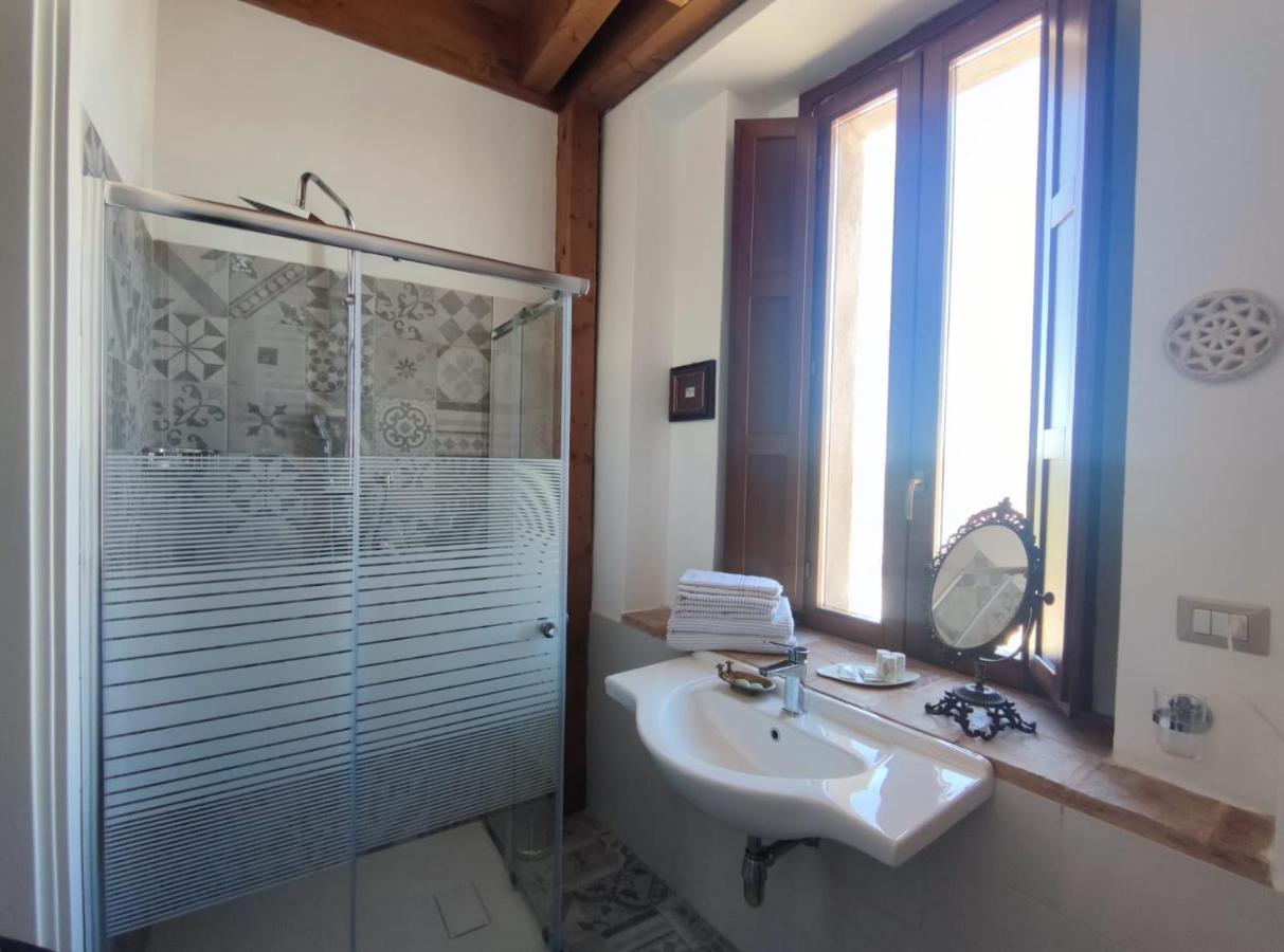 Отель Palazzo Laureano - Dimora Storica Tricarico Экстерьер фото