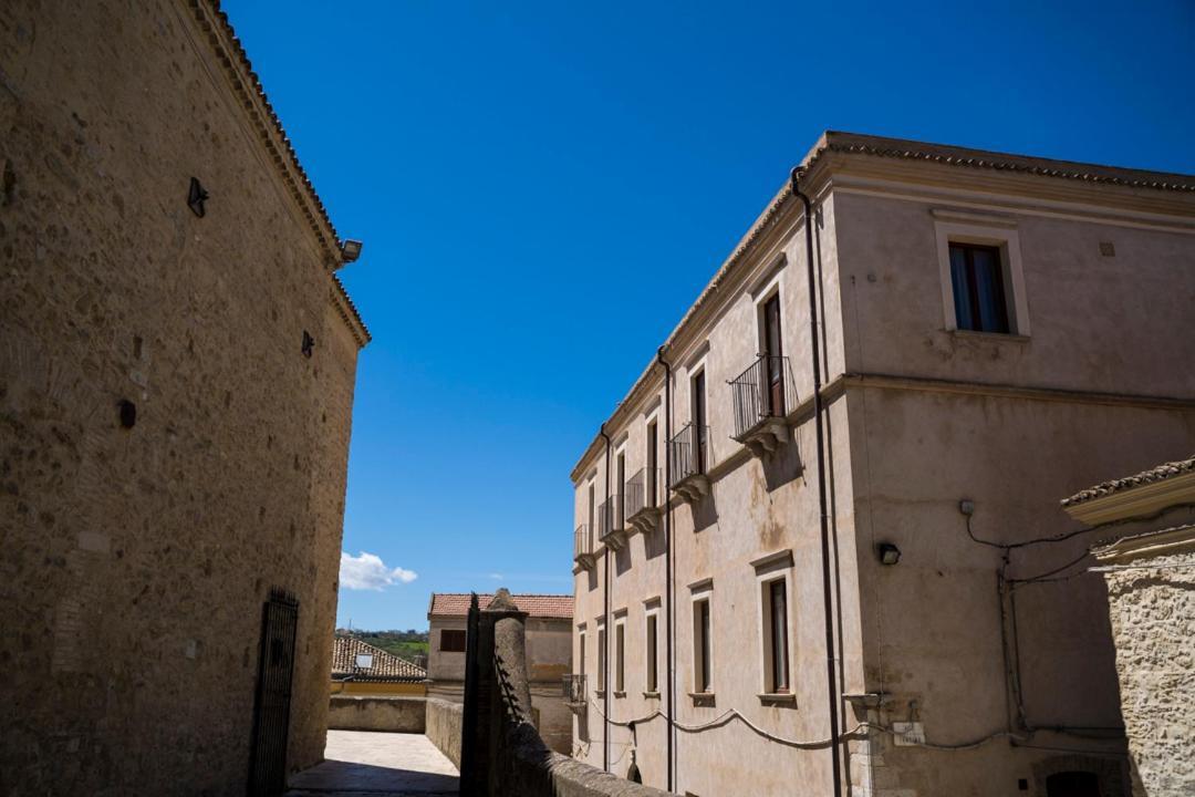 Отель Palazzo Laureano - Dimora Storica Tricarico Экстерьер фото