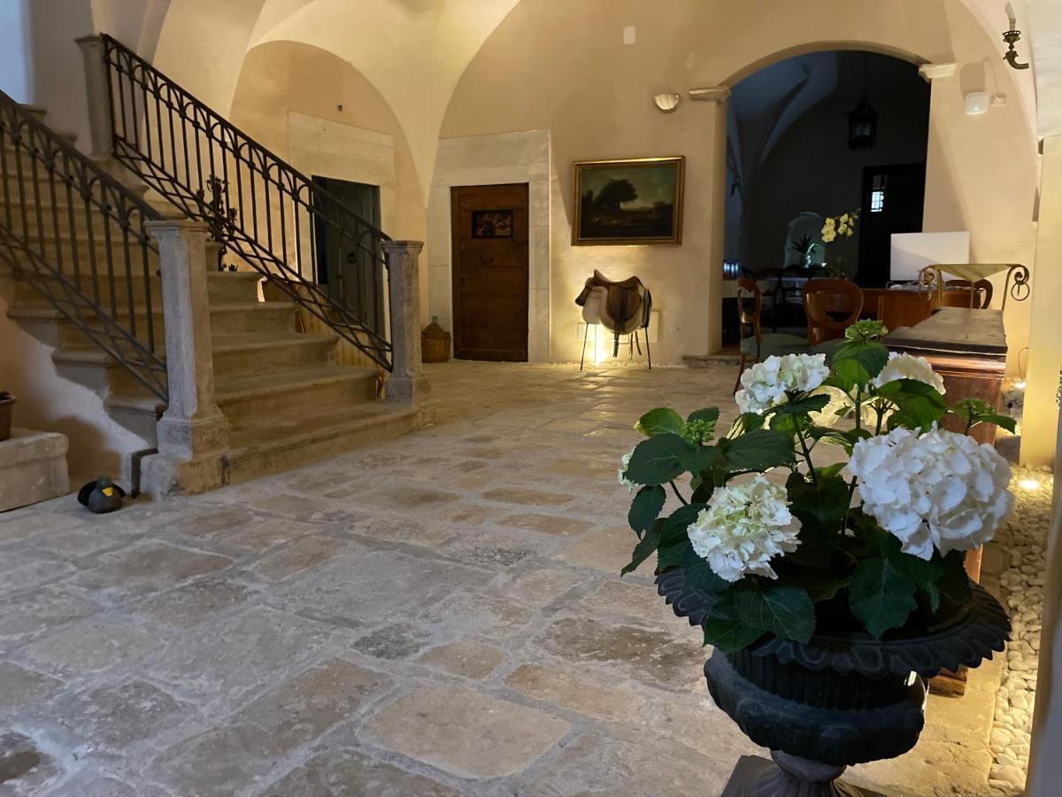 Отель Palazzo Laureano - Dimora Storica Tricarico Экстерьер фото